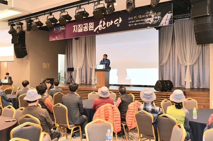 청송 유네스코 지질공원에서 개최된 ‘지질공원한마당 행사’에 참여한 해설사 등이 지질공원에 대한 이해를 높이기 위해 강연을 듣고 있다. 청송군 제공