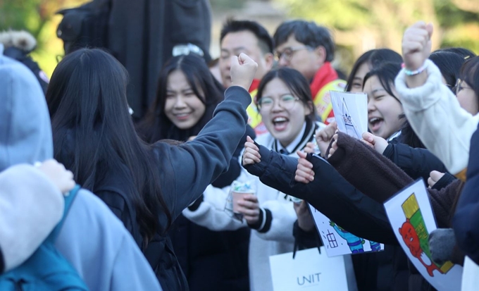 2020학년도 대학수학능력시험일인 14일 오전 울산시교육청 28지구 제23시험장이 마련된 울산여고 앞에서 한 수험생이 후배들의 응원을 받으며 입실하고 있다. 울산=연합뉴스