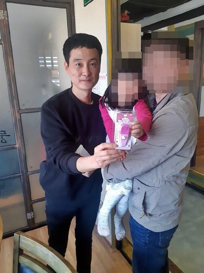 신수봉 소방장이 정모 양의 아버지로부터 감사의 편지를 받고 있다. 과천소방서 제공