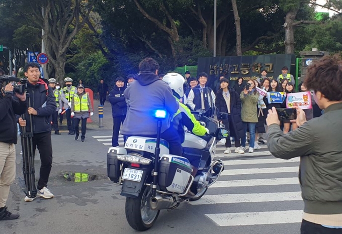 2020학년도 대학수학능력시험일인 14일 오전 제주지구 제1시험장이 마련된 남녕고등학교 정문 앞에 한 수험생이 자치경찰 사이카를 타고 도착하고 있다. 제주도 자치경찰단 제공.