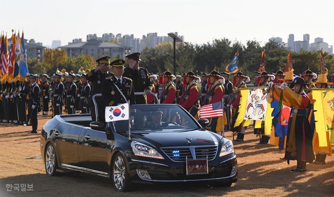 방한중인 마크 밀리 미국 합참의장이 14일 오전 서울 합동참모본부 연병장에서 박한기 합참의장과 함께 의장사열을 받고 있다. 서재훈 기자