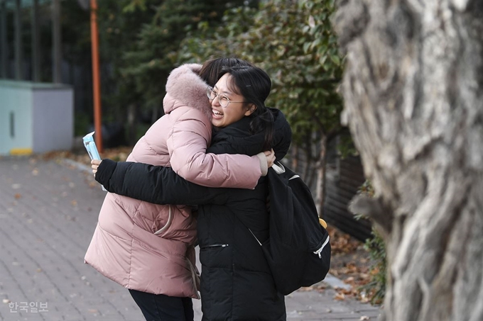 2020학년도 대학수학능력시험이 치러진 14일 오전 서울 중구 이화여자외국어고등학교에서 수험생이 포옹 응원을 받고 있다. 이한호 기자