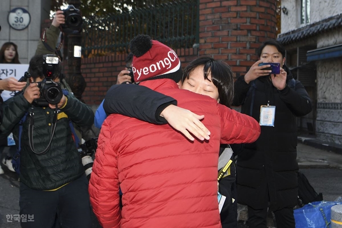 2020학년도 대학수학능력시험이 치러진 14일 오전 서울 중구 이화여자외국어고등학교에서 수험생이 포옹 응원을 받고 있다. 이한호 기자