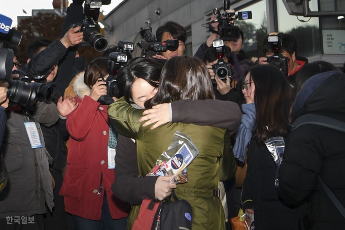 2020학년도 대학수학능력시험이 치러진 14일 오전 서울 중구 이화여자외국어고등학교 정문 앞에서 학부모가 수험생을 안아주고 있다. 이한호 기자