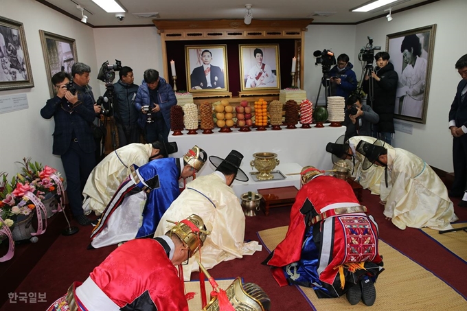 [저작권 한국일보]14일 경북 구미시 상모사곡동 박정희 전 대통령 생가 내 추모관에서 박 대통령 탄생 102돌 숭모제가 열리고 있다. 추종호 기자