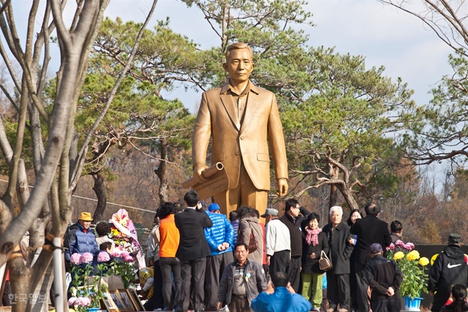 [저작권 한국일보]14일 구미시 상모사곡동 박정희 전 대통령 생가에서 102돌 숭모제가 열린 가운데 박정희 전 대통령 동상을 찾은 시민들이 찾아와 추모하고 있다. 추종호 기자