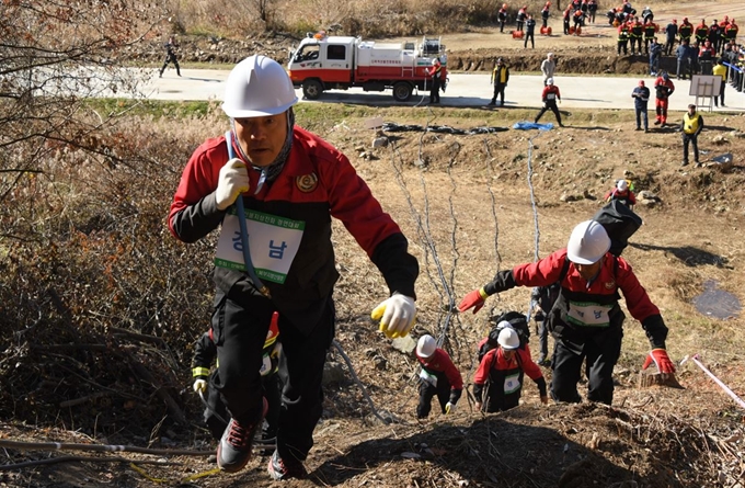 14일 강원도 홍천군 남면에서 전국 시 · 도 및 지방산림청 등 14개 기관 200여명이 참석한 가운데 산림청 주최로 열린 '전국 산불지상진화 경연대회'에서 진화대원들이 산불진화 경연을 펼치고 있다. 뉴스1