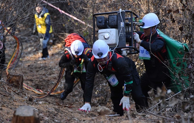 14일 강원도 홍천군 남면에서 산림청 주최로 열린 '전국 산불지상진화 경연대회'에서 진화대원들이 산불진화 경연을 펼치고 있다. 뉴시스