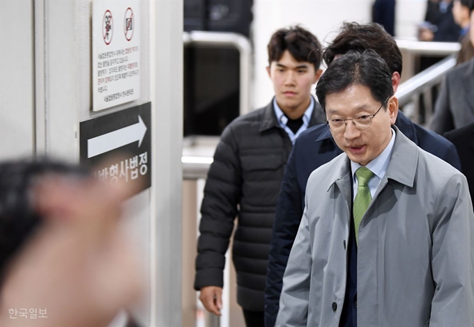 김경수 경남도지사가 14일 오후 서울 서초구 서울고등법원에서 열린 '드루킹 사건'의 항소심 결심공판에 출석하는 가운데 한 지지자가 손가락 하트를 만들어 보이고 있다. 홍인기 기자