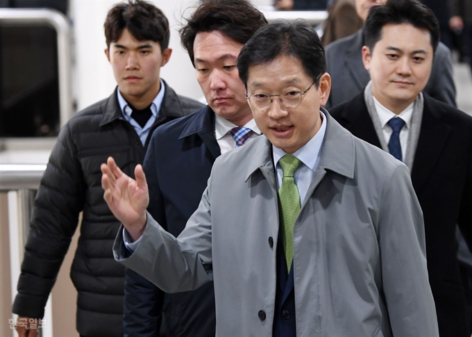 김경수 경남도지사가 14일 오후 서울 서초구 서울고등법원에서 열린 '드루킹 사건'의 항소심 결심공판에 출석하며 지지자들에게 손을 흔들고 있다. 홍인기 기자