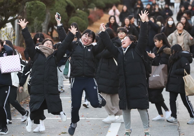 2020학년도 대학수학능력시험일인 14일 오후 경기도 수원시 팔달구 영복여자고등학교에서 시험을 마친 수험생들이 시험장을 나오고 있다. 연합뉴스