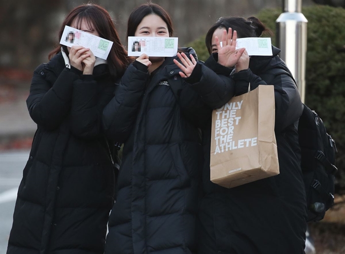 2020학년도 대학수학능력시험일인 14일 오후 경기도 수원시 팔달구 영복여자고등학교에서 시험을 마친 수험생들이 시험장을 나오고 있다. 연합뉴스