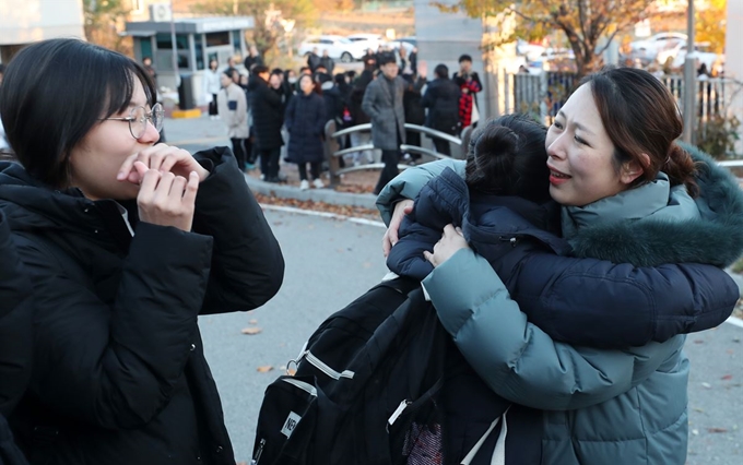 2020학년도 대학수학능력시험일인 14일 오후 강원 춘천여자고등학교에서 시험을 마친 수험생들이 마중 나온 담임 교사와 포옹하고 있다. 연합뉴스