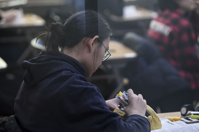 2020학년도 대학수학능력시험이 치러진 14일 오전 서울 중구 이화여자외국어고등학교에서 한 수험생이 시험 준비를 하고 있다. 연합뉴스