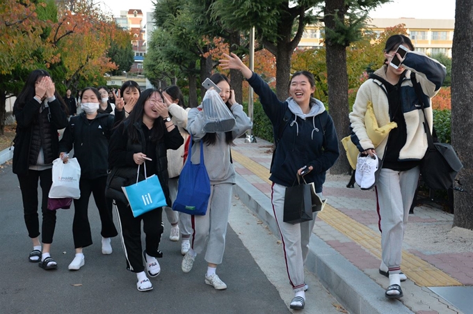 2020학년도 대학수학능력시험일인 14일 오후 울산시교육청 28지구 제23시험장이 마련된 남구 울산여고에서 수능을 마친 학생들이 환한 미소로 교문 밖으로 나오고 있다. 울산=뉴시스