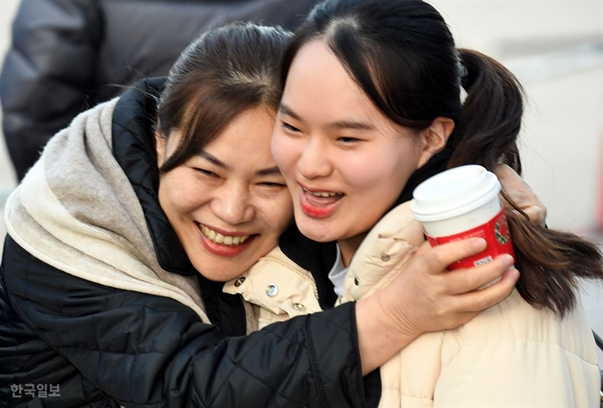 14일 오후 중구 정동 이화외고에서 수능을 마친 한 수험생을 학부모가 격려하고 있다.고영권 기자