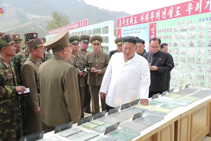 김정은 북한 국무위원장이 완공을 앞둔 평안남도 양덕군 온천관광지구 건설장을 현지지도했다고 조선중앙TV가 10월 25일 보도했다. 사진은 중앙TV가 공개한 것으로, 김 위원장이 간부들과 관광지구 시설을 둘러보고 있다. 연합뉴스