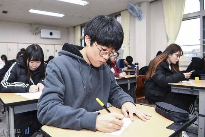 2020학년도 대학수학능력시험(수능) 다음날인 15일 오전 서울 서초구 반포고등학교 3학년 학생들이 교실에서 가채점표를 작성하고 있다. 이한호 기자