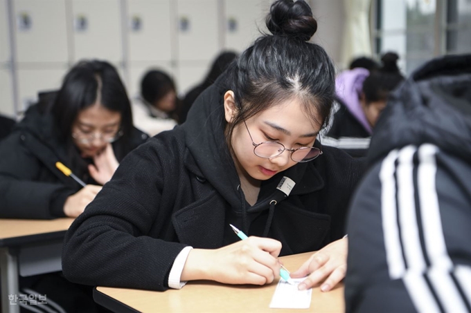 2020학년도 대학수학능력시험(수능) 다음날인 15일 오전 서울 서초구 반포고등학교 3학년 학생들이 교실에서 가채점표를 작성하고 있다. 이한호 기자