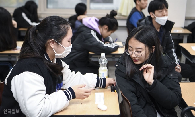 2020학년도 대학수학능력시험(수능) 다음날인 15일 오전 서울 서초구 반포고등학교 3학년 학생들이 교실에서 가채점표를 작성하고 있다. 이한호 기자