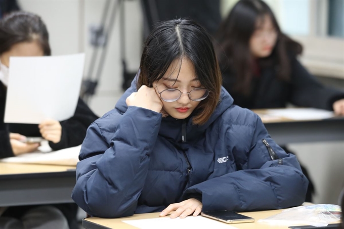 15일 오전 서울 서초구 반포고등학교에서 수험생들이 전날 친 2020학년도 대학수학능력시험 가채점표 작성을 마친 뒤 생각에 잠겨 있다. 연합뉴스