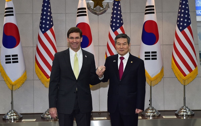 정경두 국방부 장관과 마크 에스퍼 미 국방부 장관이 15일 서울 국방부에서 열린 제51차 한미안보협의회의(SCM)에 앞서 악수하고 있다. 뉴스1