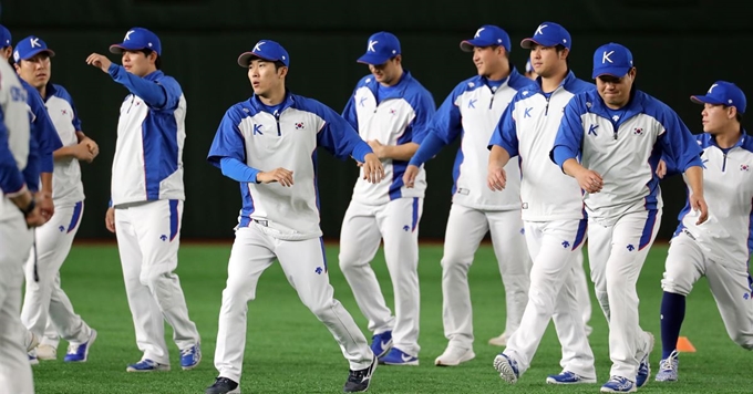 2019 세계야구소프트볼연맹(WBSC) 프리미어12 슈퍼라운드에 출전 중인 야구대표팀 선수들이 14일 일본 도쿄돔에서 훈련을 하고 있다. 도쿄=연합뉴스