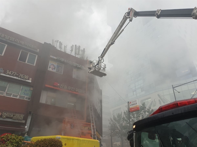 서울 서초구 서초동 진흥상가에서 불이 나 소방당국이 출동해 진화 작업을 벌이고 있다. 서울 강남소방서 등에 따르면 15일 오후 1시30분쯤 불이 났다는 119 신고가 접수됐다. 소방인력은 불길을 잡기 위해 펌프차 등을 출동시키는 한편 인명 피해 등에 대비해 구급차도 출동시킨 상태다. 현재 3명 이상이 대학 병원 등으로 이송된 상태다. 뉴스1