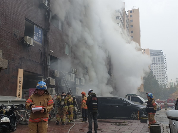 15일 오후 1시30분쯤 서울 서초구 서초동 진흥상가에서 불이 나 소방당국이 출동해 진화 작업을 벌이고 있다. 이 사고로 현재까지 7명이 병원으로 이송됐다. 소방당국은 인력 151명, 장비 45대를 투입해 불길을 잡고 있다. 뉴스1