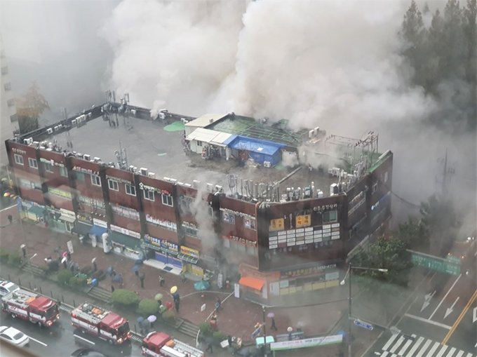 서울 서초구 서초동 진흥상가에서 불이 나 소방당국이 출동해 진화 작업을 벌이고 있다.서울 강남소방서 등에 따르면 1시30분쯤 불이 났다는 119 신고가 접수됐다. 소방인력은 불길을 잡기 위해 펌프차 등을 출동시키는 한편 인명 피해 등에 대비해 구급차도 출동시킨 상태다. 뉴스1