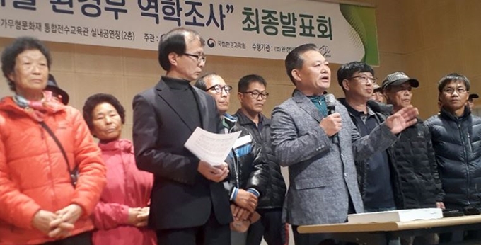 최재철 장점마을 주민대책위원장이 지난 14일 전북 익산 국가무형문화재 통합전수교육관에서 열린 '장점마을 주민건강 영향조사 최종발표회'에서 주민 입장을 밝히고 있다. 연합뉴스.