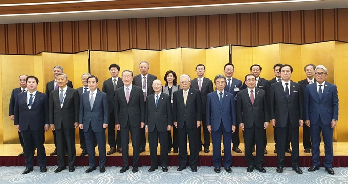 전국경제인연합회와 일본 게이단렌이 15일 도쿄 게이단렌회관에서 제28회 한일재계회의를 열고 참석자들이 함께 기념촬영을 하고 있다. 허창수 전경련 회장(앞줄 왼쪽 네 번째), 나카니시 히로아키 경단련 회장(앞줄 왼쪽 다섯번째) 등이 참석했다. 전경련 제공