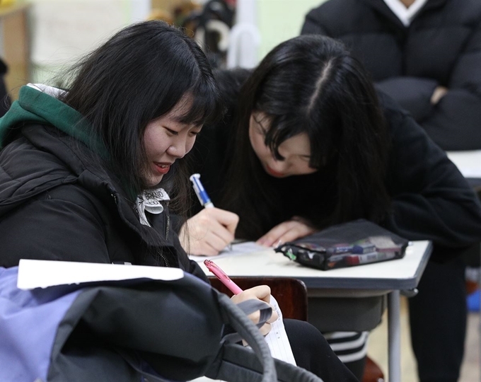 서울 서초구 서초고 3학년 학생들이 2020학년도 대학수학능력시험 다음날인 15일, 가채점 표를 작성하고 있다. 뉴스1