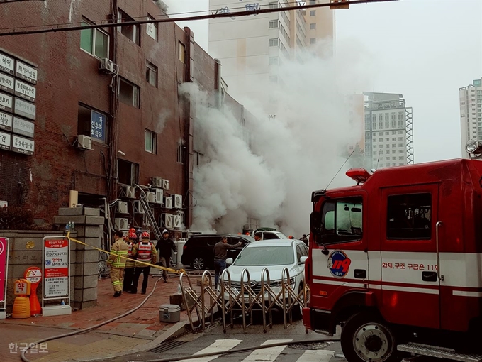 [저작권 한국일보] 15일 서울 서초동 지하철 2호선 강남역 인근 진흥종합상가 지하 1층에서 화재가 발생해 소방대원들이 구조 작업을 벌이고 있다. 정준기 기자