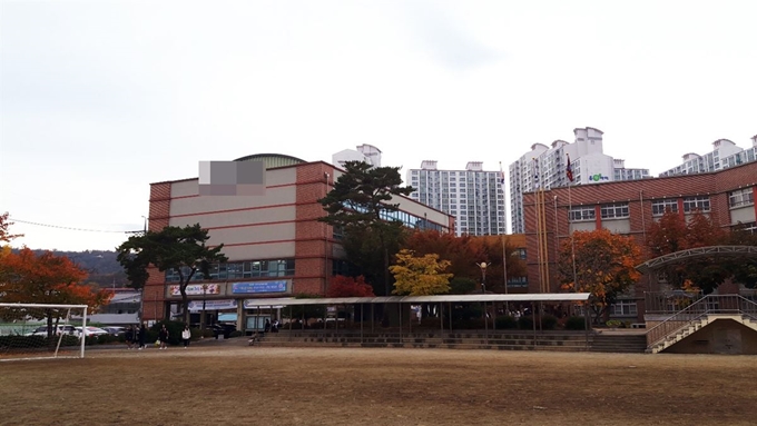 대구의 한 중학교 교장이 학생들의 교복 착용 문제로 급식실 이용 제한을 하면서 학부모들과 마찰을 빚고 있다. 김민규 기자 whitekmg@hankookilbo.com