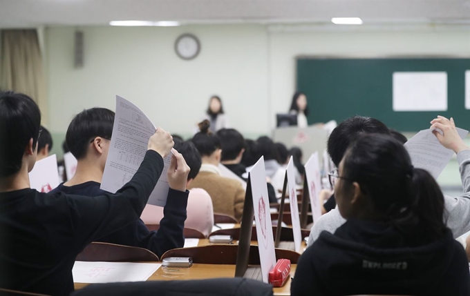 16일 서울 동대문구 경희대학교에서 수험생들이 2020학년도 수시 논술시험을 치르고 있다. 연합뉴스