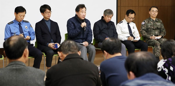 이낙연 국무총리가 16일 독도 추락 헬기 탑승원 가족들이 있는 대구시 달성군 강서소방서를 찾아 실종자 가족들의 요청에 답하고 있다. 연합뉴스