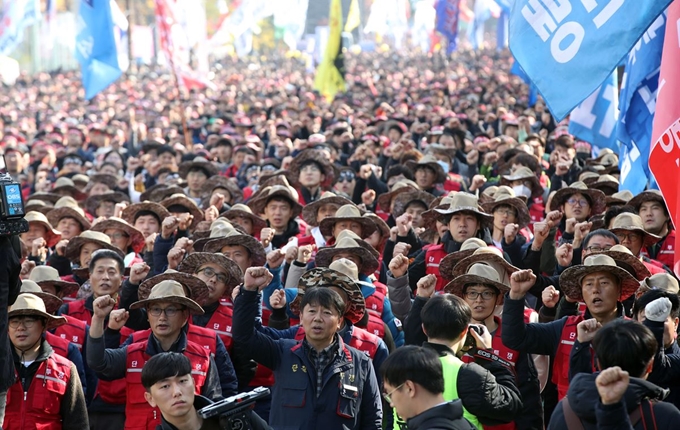 16일 오후 서울 여의도 국회 앞에서 열린 '2019 한국노총 전국노동자대회'에서 참가 조합원들이 구호를 외치고 있다. 연합뉴스