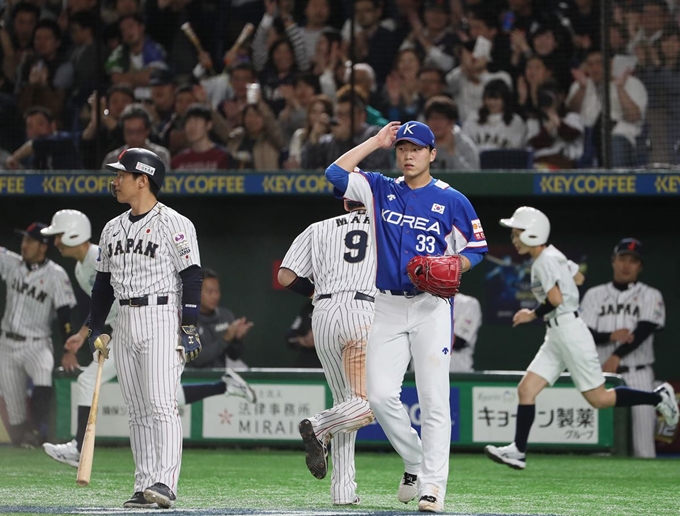 이승호가 16일 일본 도쿄돔에서 열린 2019 세계야구소프트볼연맹(WBSC) 프리미어12 슈퍼라운드 일본전에 선발 등판, 3회말 아사무라 히데토에게 1타점 적시타를 허용한 뒤 아쉬워하고 있다. 도쿄=연합뉴스