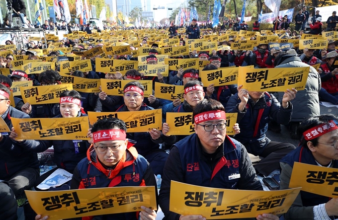 16일 오후 서울 여의도 국회 앞에서 열린 '2019 한국노총 전국노동자대회'에서 참가 조합원들이 ‘쟁취 노조할 권리’라고 적힌 손팻말을 들고 있다. 연합뉴스