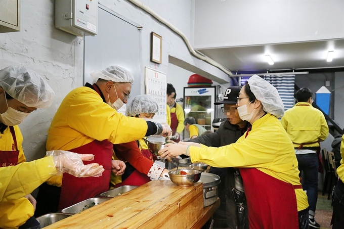 (주)아성다이소 임직원들이 지난 15일(금) 서울 종로구 탑골공원 옆 사회복지원각 무료급식소를 찾은 취약계층 시민들에게 배식봉사를 하고 있다. 아성다이소 사진제공