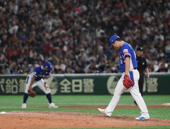 고우석이 16일 일본 도쿄돔에서 열린 2019 세계야구소프트볼연맹(WBSC) 프리미어12 슈퍼라운드 일본과 경기에서 7회말 밀어내기 실점 후 고개를 숙이고 있다. 도쿄=연합뉴스