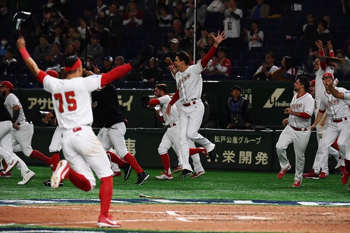 멕시코 야구대표팀 선수들이 17일 일본 도쿄돔에서 열린 미국과 프리미어12 3-4위 결정전에서 연장 10회말 끝내기 승리를 거둔 뒤 기뻐하고 있다. AFP 연합뉴스