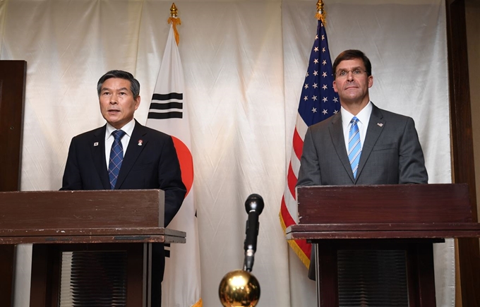 정경두 국방부 장관과 마크 에스퍼 미국 국방부 장관이 17일 태국 방콕 아바니 리버사이드호텔에서 이달 예정된 연합공중훈련 연기 결정 관련 공동 기자회견을 하고 있다. 연합뉴스