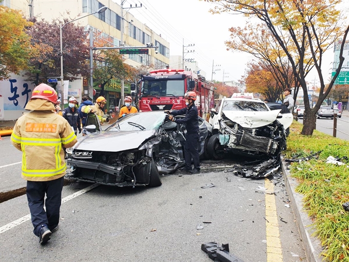 119구조대원 등이 17일 오전 대구 수성구 만촌동 화랑로에서 난 8중 추.충돌사고 현장에서 부상자들을 구조하고 있다. 대구소방안전본부 제공