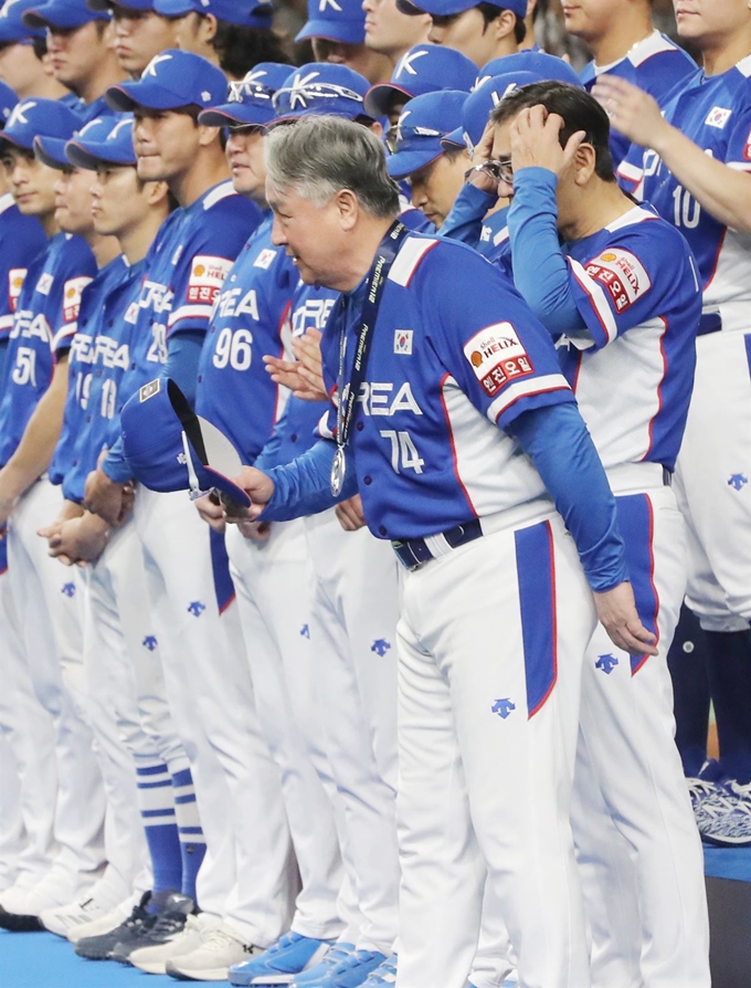 17일 일본 도쿄돔에서 열린 2019 세계야구소프트볼연맹(WBSC) 프리미어12 슈퍼라운드 결승전에서 일본에 3-5로 패하며 준우승에 만족한 김경문 감독이 시상식에서 모자를 벗고 인사하고 있다. 도쿄=연합뉴스