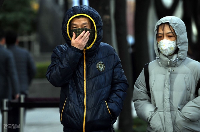 18일 오전 최저온도가 3도까지 떨어진 가운데 광화문에서 시민들이 출근길에 나서고 있다. 19일은 최저온도가 영하 3도까지 떨어지는 등 추운 날씨가 예상된다. 고영권 기자