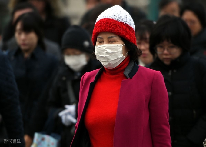 18일 오전 최저온도가 3도까지 떨어진 가운데 광화문 사거리에서 시민들이 출근길에 나서고 있다. 19일은 최저온도가 영하 3도까지 떨어지는 등 추운 날씨가 예상된다. 고영권 기자