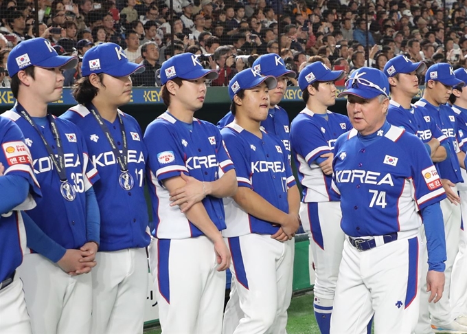 17일 일본 도쿄돔에서 열린 2019 세계야구소프트볼연맹(WBSC) 프리미어12 슈퍼라운드 결승전에서 일본에 3-5로 패하며 준우승한 야구대표팀 김경문 감독(오른쪽)이 은메달을 목에 건 선수들 앞을 지나가고 있다. 도쿄=연합뉴스