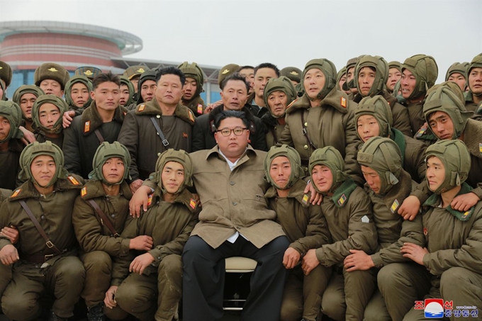 북한 김정은 국무위원장이 조선인민군 항공 및 반항공군 저격병구분대들의 강하훈련을 지도했다고 조선중앙통신이 18일 보도했다. 사진은 김 위원장이 참가자들과 기념촬영을 하는 모습. 연합뉴스